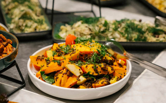 Lunchmbuffé med flera olika rätter och sallader