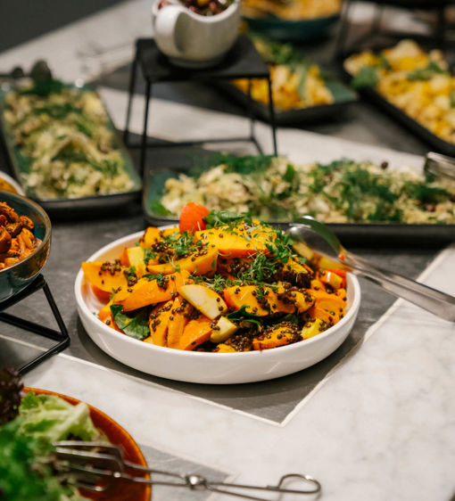 Lunchmbuffé med flera olika rätter och sallader