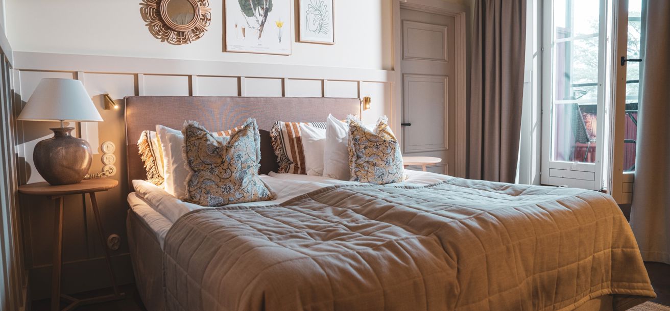 Vackert hotellrum med ljus, vacker inredning