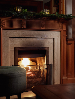 Brasa i salongen på Fågelbro Säteri