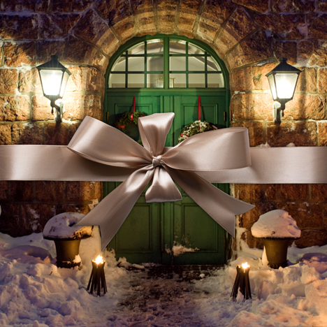 Snötäckt hotellentré