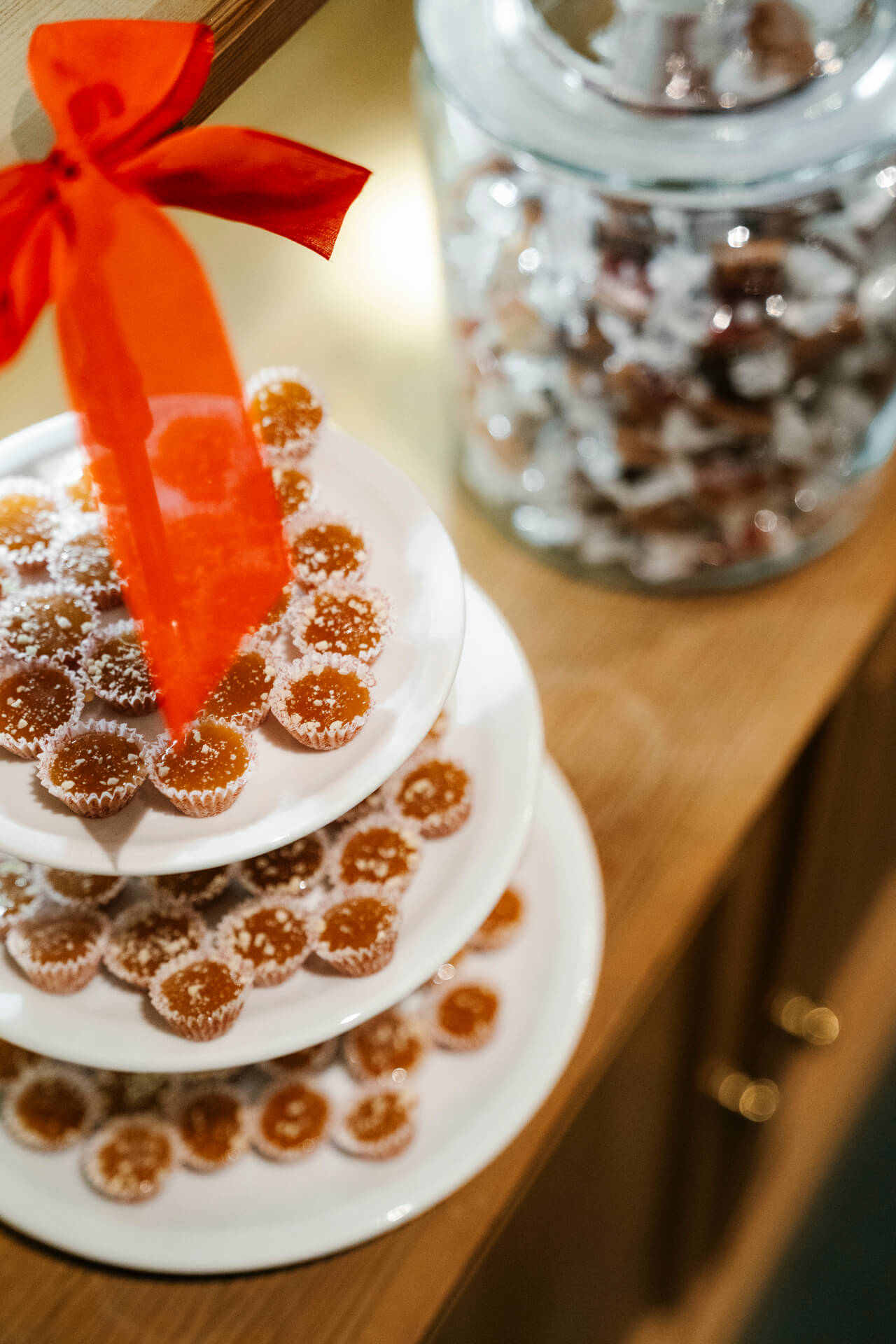 Knäck och kolor på dessertbordet för julbord