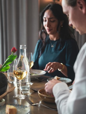 En man och kvinna äter middag på hotell