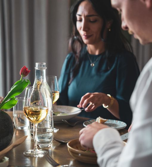 En man och kvinna äter middag på hotell