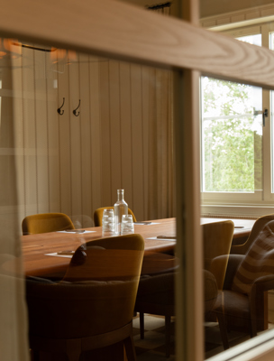 Konferenslokal i ljusa färger på natursköna Värmdö