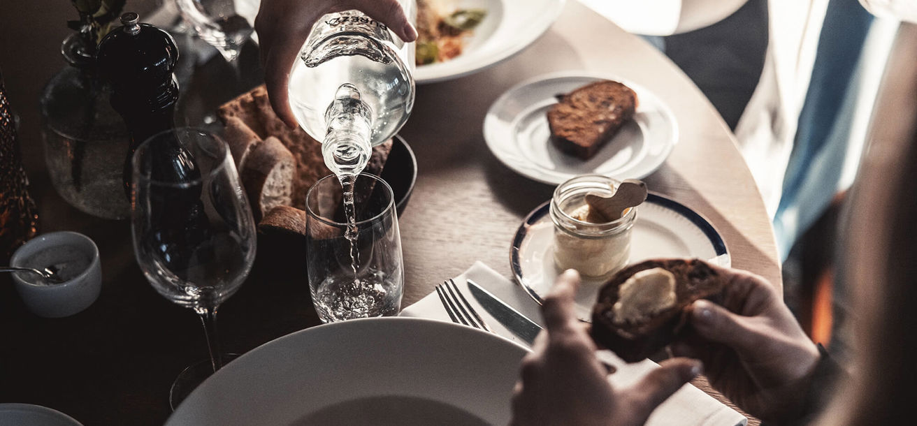 Mat och dryck som serveras i mysig restaurang