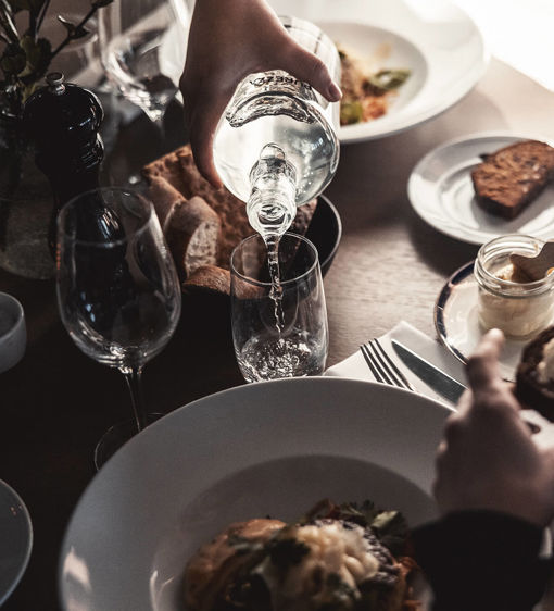 Mat och dryck som serveras i mysig restaurang