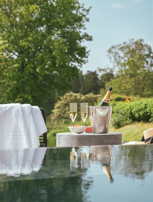 Pool i grönskande miljöer