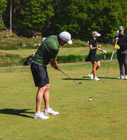 Spela golf på vackra Smådalarö