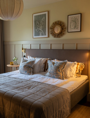 Hotellrum med dubbelsäng i ljusa sobra färger