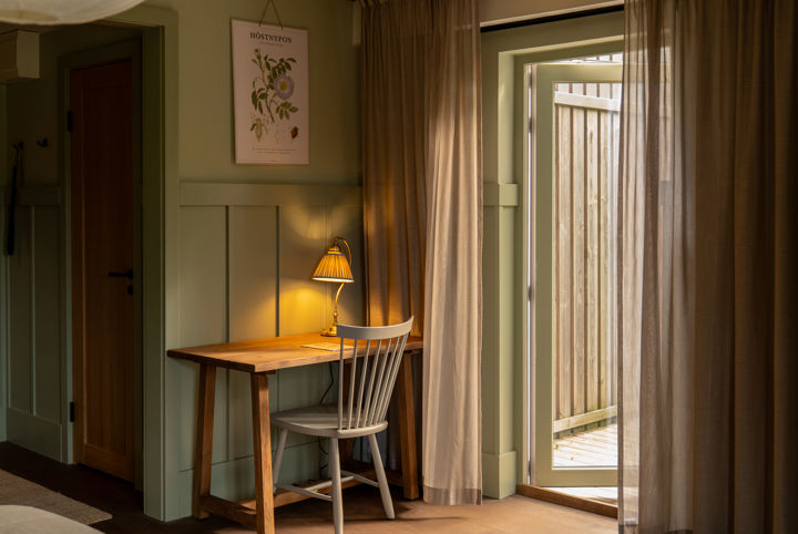 Hotellrum med skrivbord och terrass