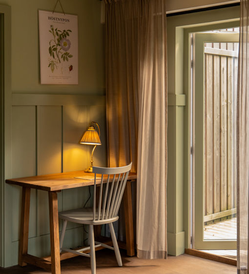 Hotellrum med skrivbord och terrass