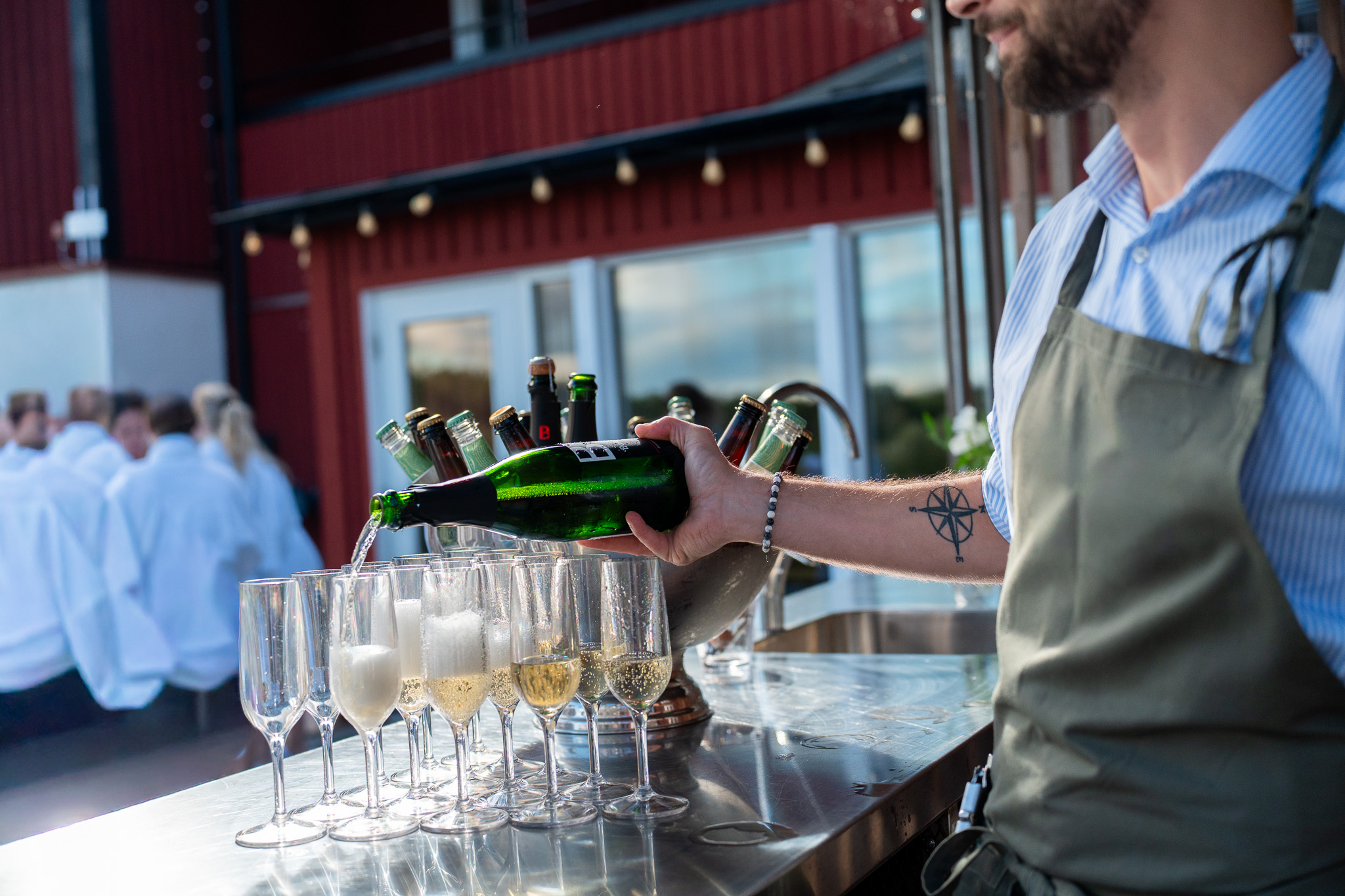 Champagne serveras i glas vid utomhuspoolen