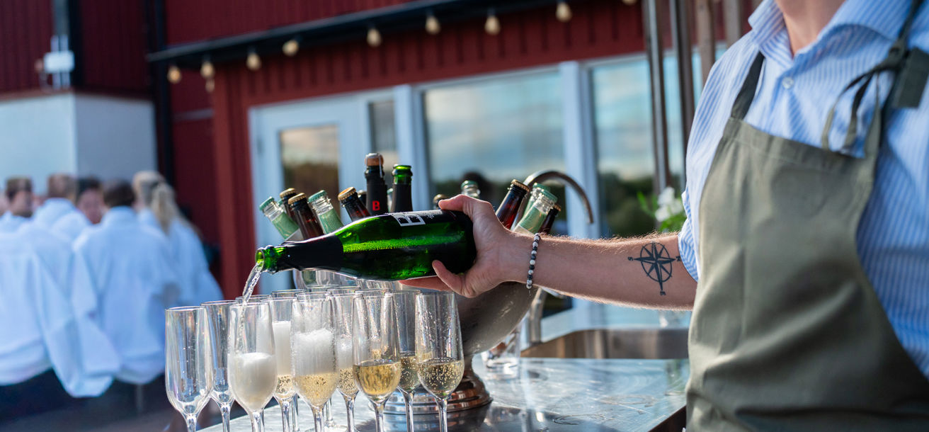 Champagne serveras i glas vid utomhuspoolen