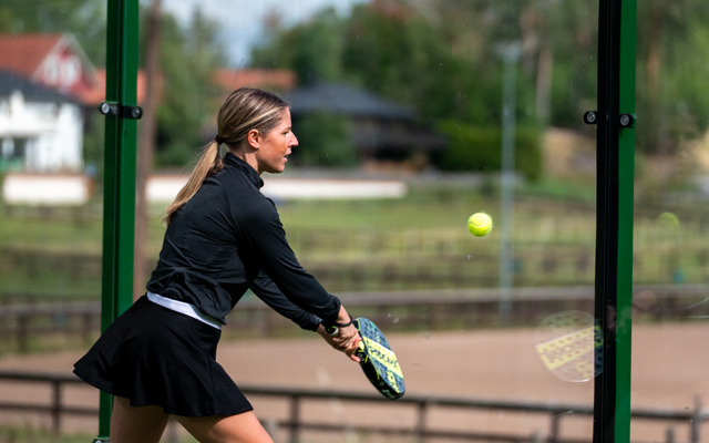 Kvinna spelar padel på utomhusbanor på Värmdö