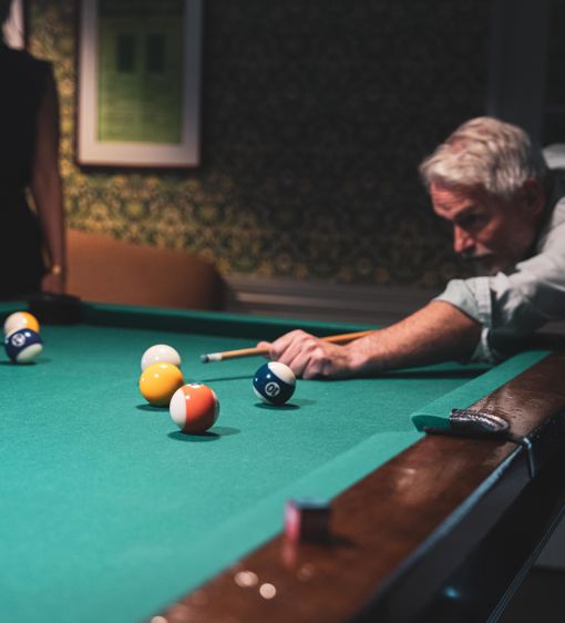 Spela biljard i en av hotellets vackra salonger