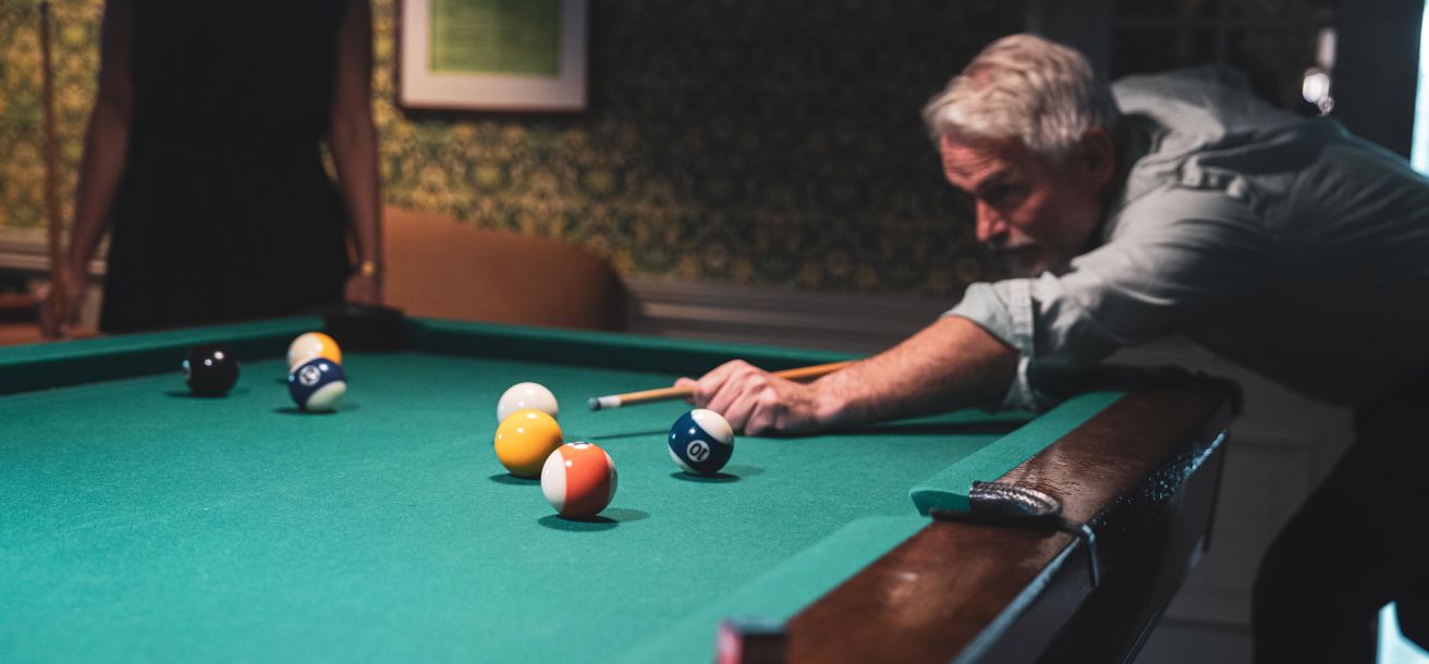 Spela biljard i en av hotellets vackra salonger