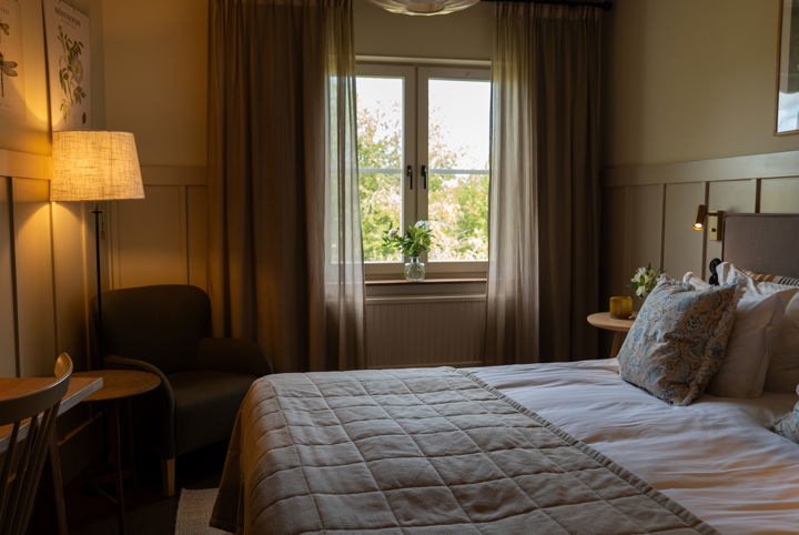 Hotellrum med dubbelsäng