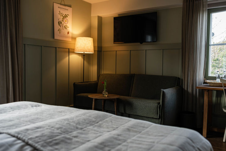 Hotellrum med tv och soffa