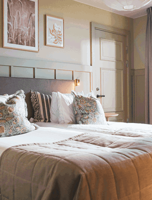 Vackert hotellrum med ljusa färger