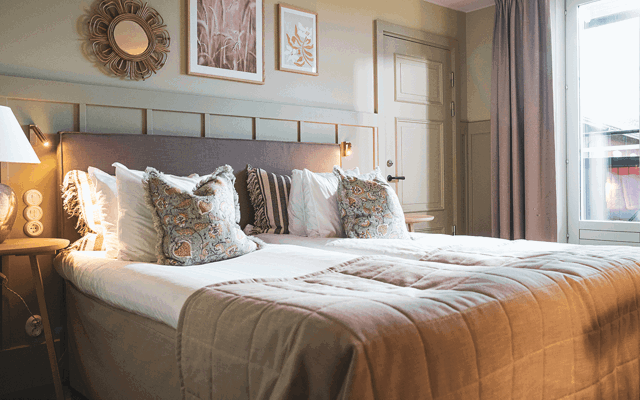 Vackert hotellrum med ljusa färger