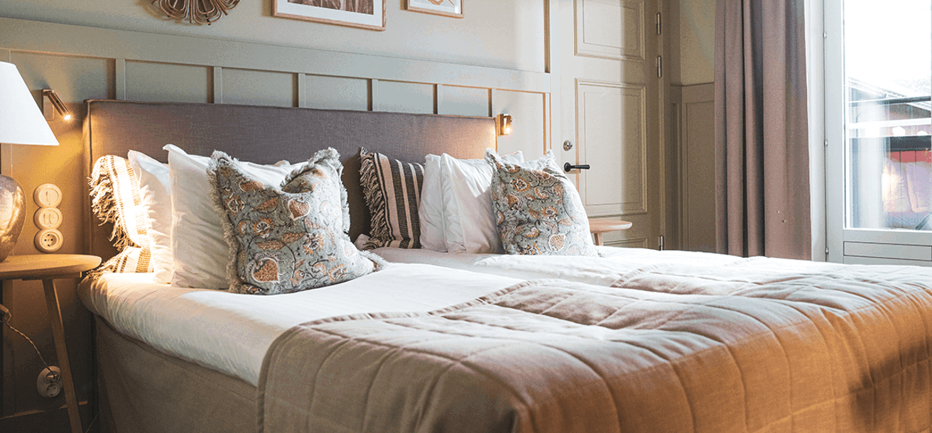 Vackert hotellrum med ljusa färger