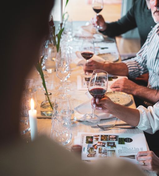 Människor provar vin som gruppaktivitet