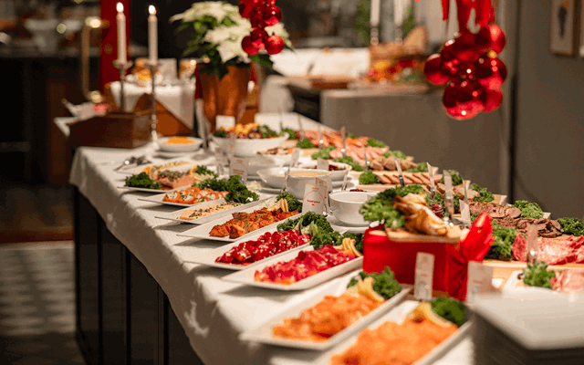 Julbord med varma och kalla klassiker