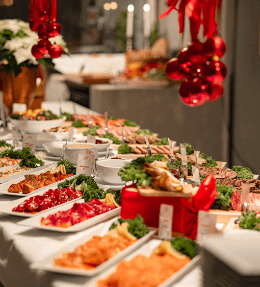 Julbord med varma och kalla klassiker