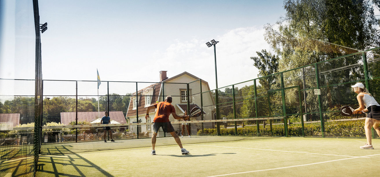 Spela tennis utomhus i skärgården