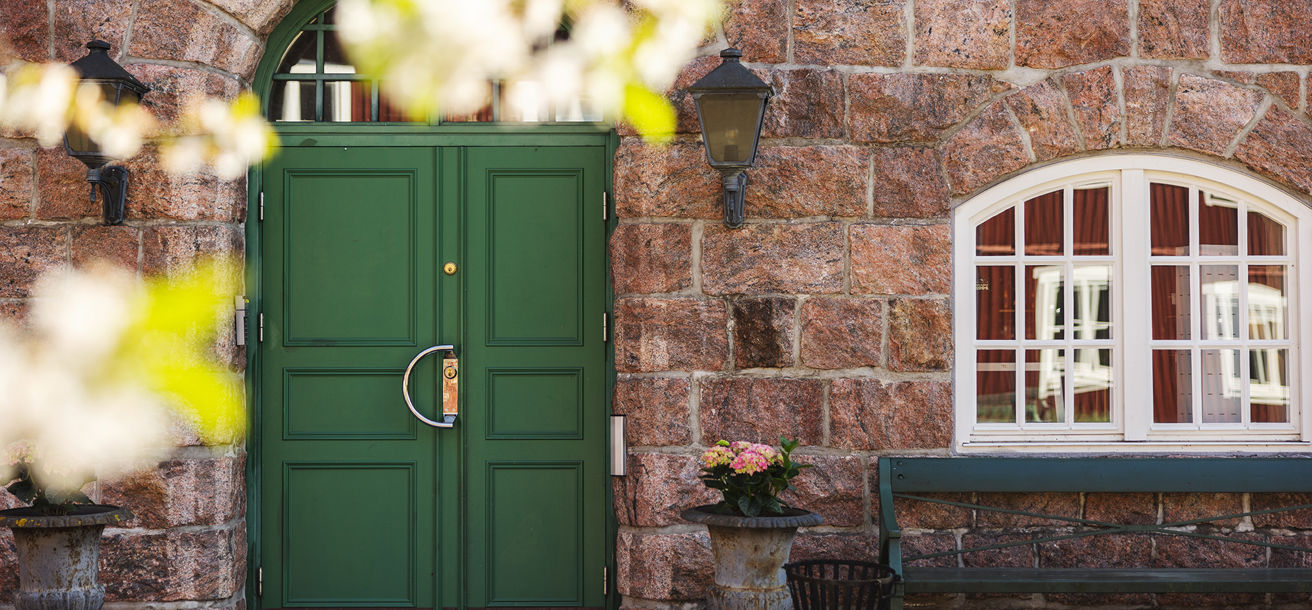 Entrédörr med blommor till hotellet Fågelbro Säteri