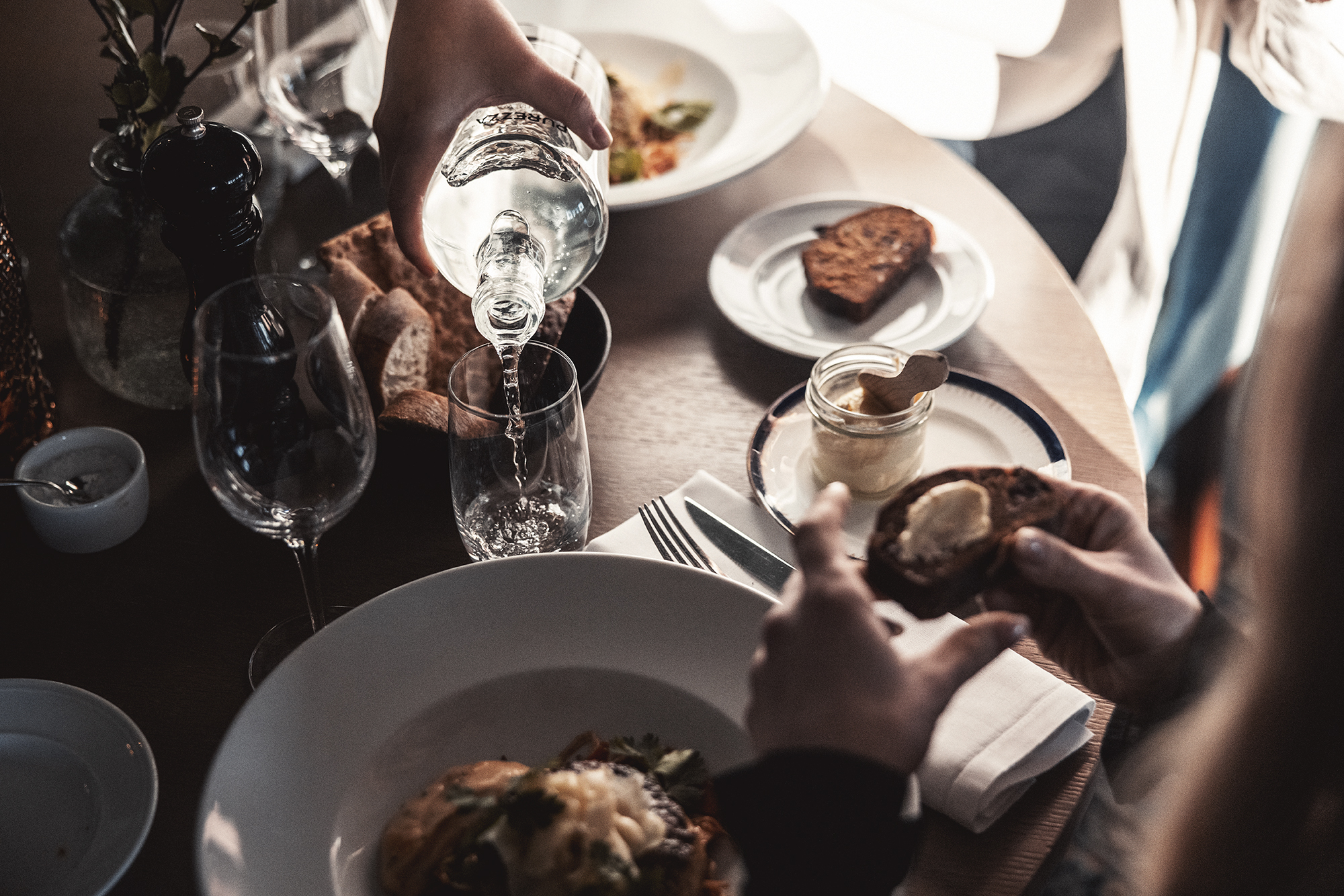 Mat och dryck som serveras i mysig restaurang