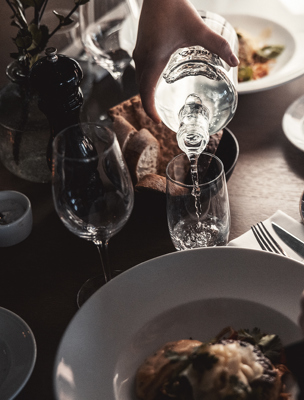 Mat och dryck som serveras i mysig restaurang