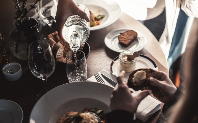 Mat och dryck som serveras i mysig restaurang