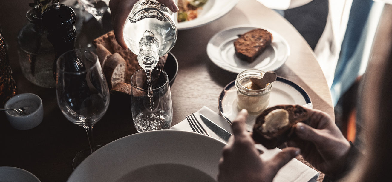 Mat och dryck som serveras i mysig restaurang