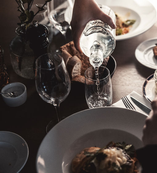 Mat och dryck som serveras i mysig restaurang