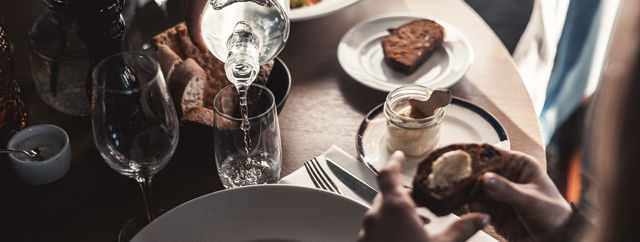 Mat och dryck som serveras i mysig restaurang