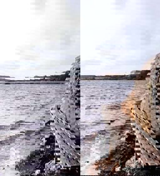 Promenadstråk längs klippor och skärgårdens hav