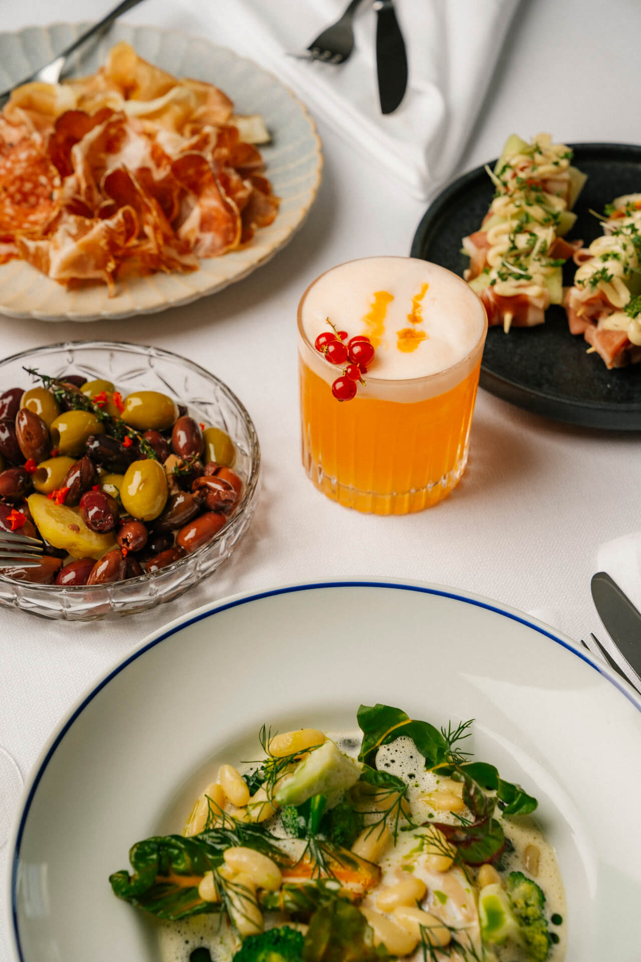 Flera smårätter och en orange drink