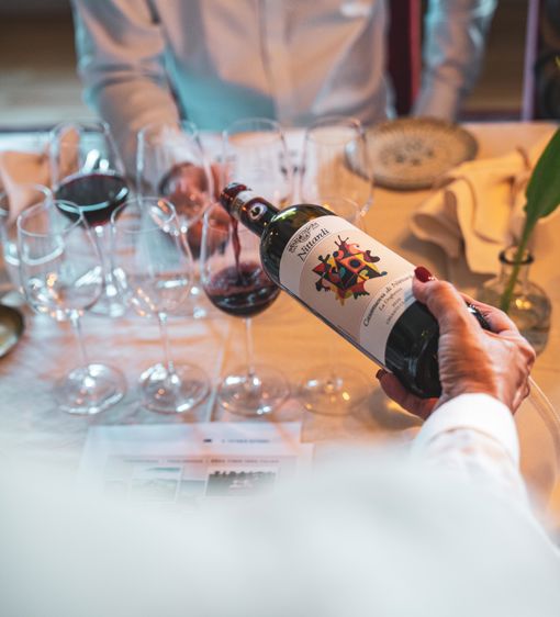 Häller upp vin i glas för vinprovning