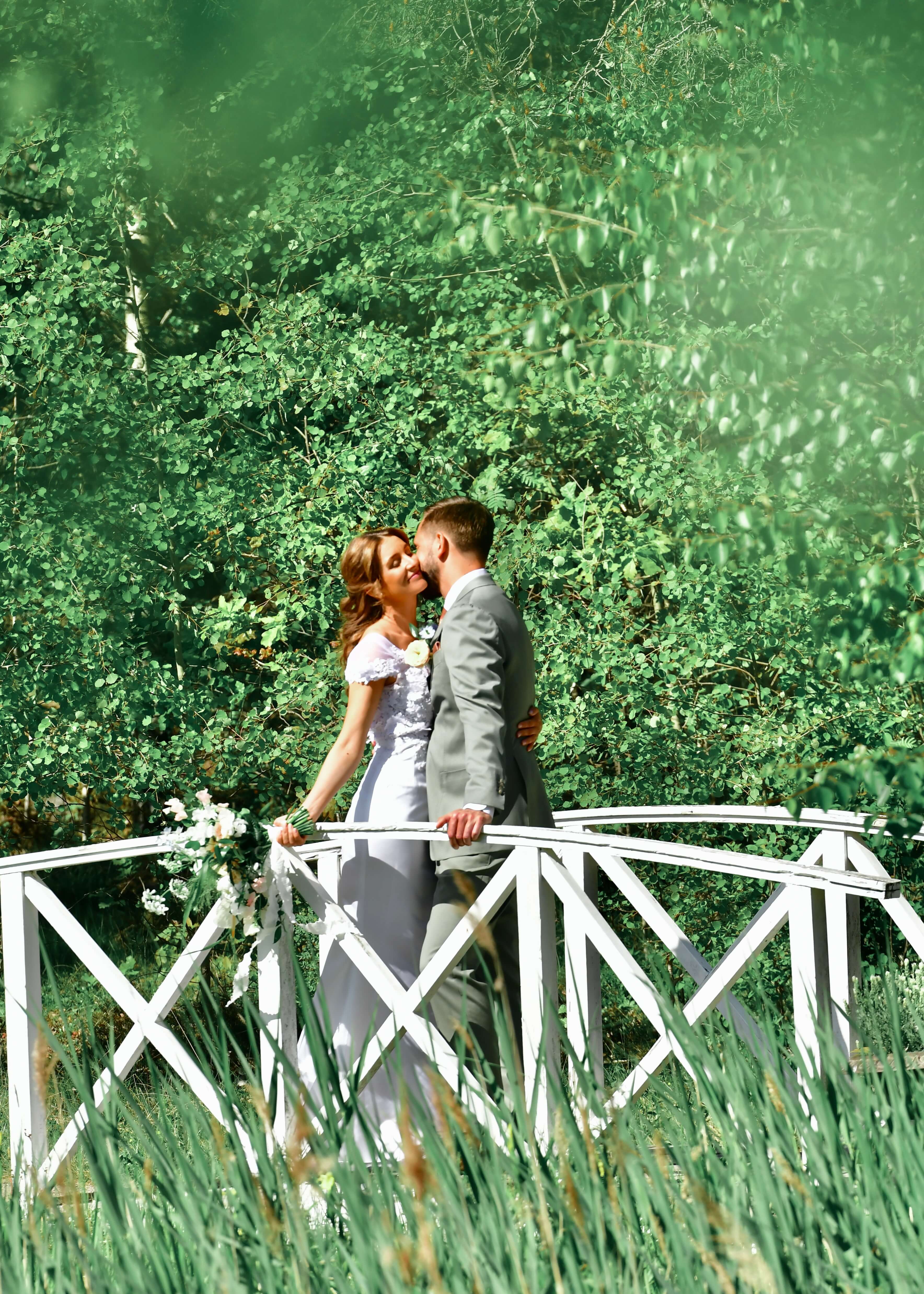 Bröllopspar i grönskande miljöer