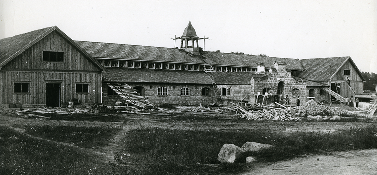 Historisk bild på hotellet som byggs