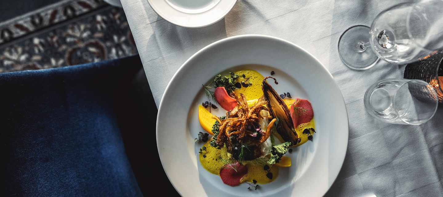 Maträtt serverad på dukat bord i restaurangen