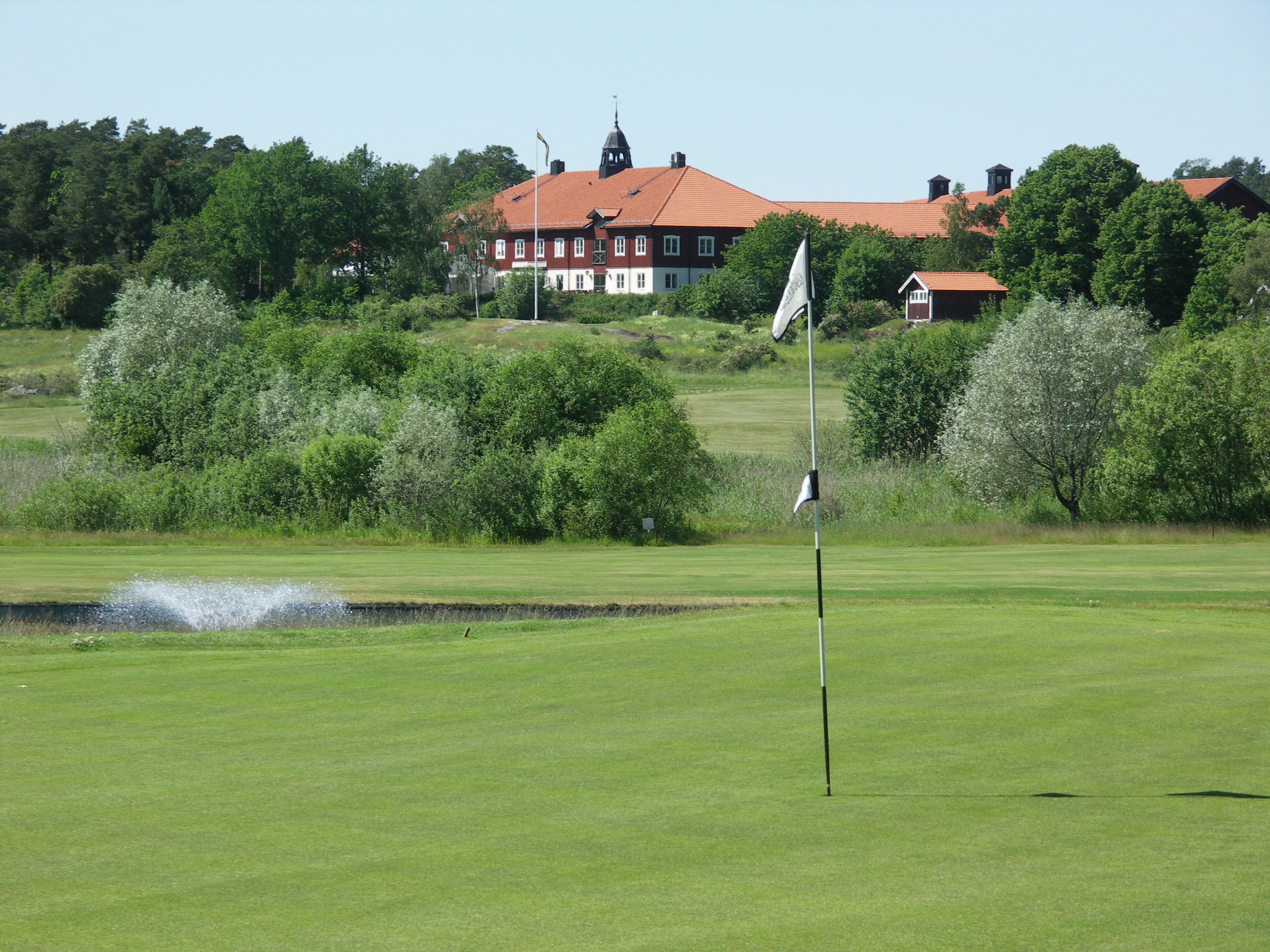 Framför hotellet finns en vacker golfbana