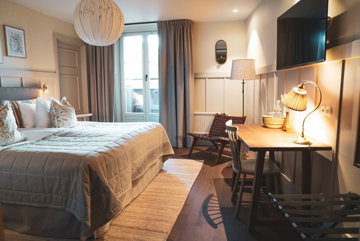 Rymligt hotellrum med vacker inredning