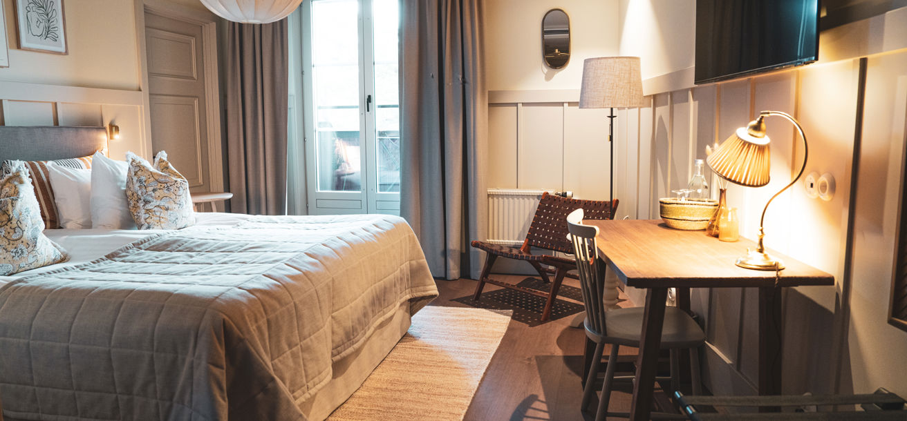 Rymligt hotellrum med vacker inredning