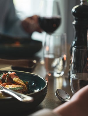 Varmrätt och vin i restaurang