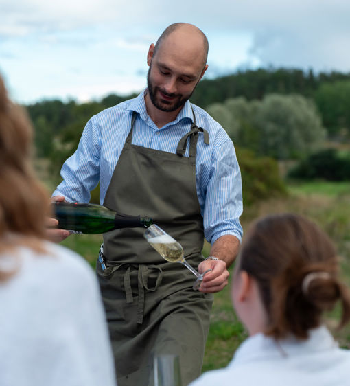 Bartender häller upp champagne utomhus