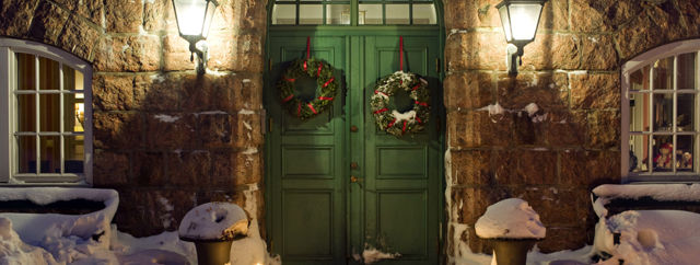 Snö ligger framför den gröna porten på hotellet