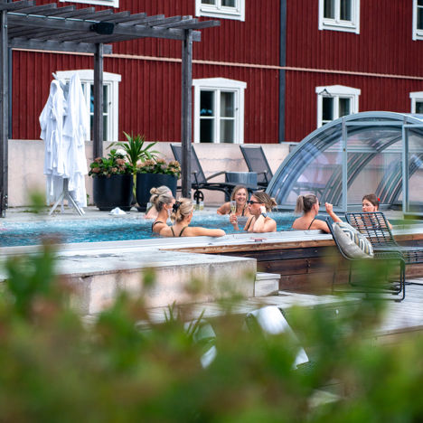 En grupp människor i utomhuspoolen